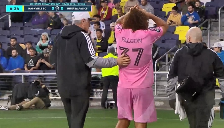C7官网-迈阿密后卫法尔肯开场第7分钟伤退，与对手争球被压倒