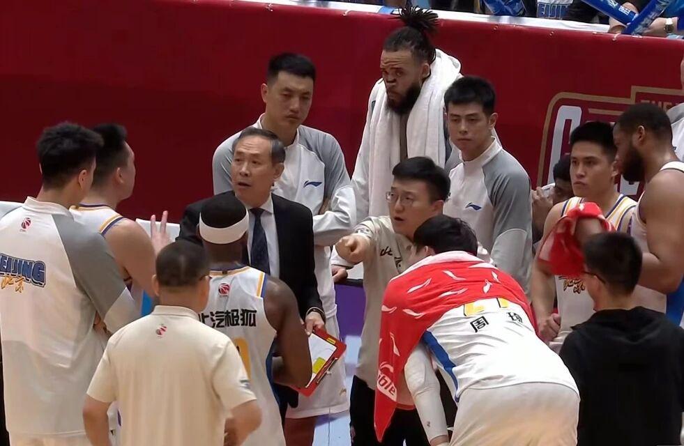 C7官网-北京男篮15分惨败，不敌浙江掉出四强，篮板球被爆，周琦13+10